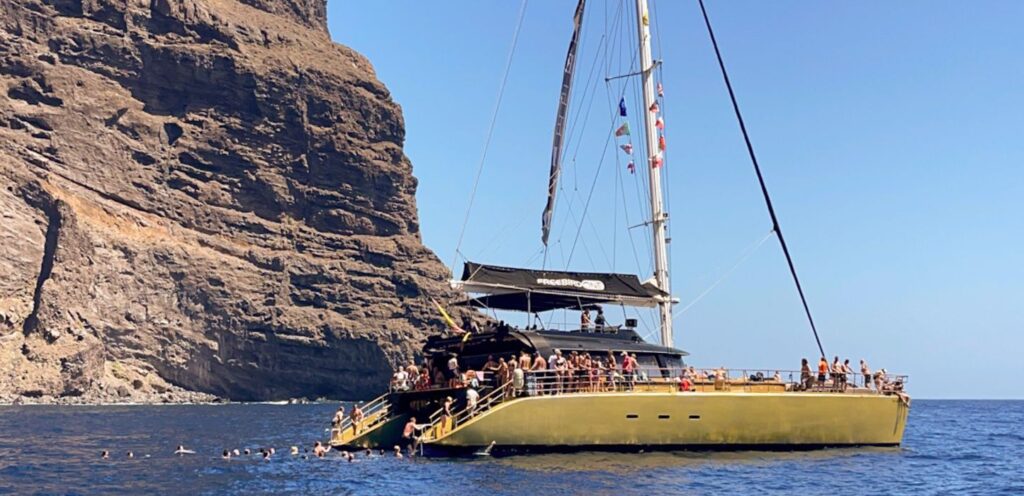 rejs katamaranem pod klify los gigantes