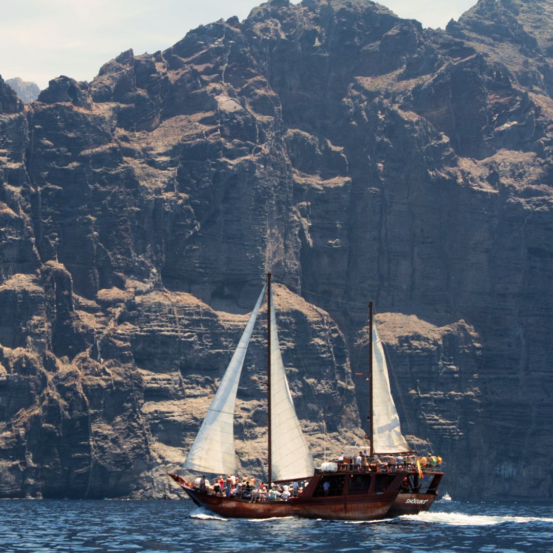 żaglowiec pod klifami Los Gigantes