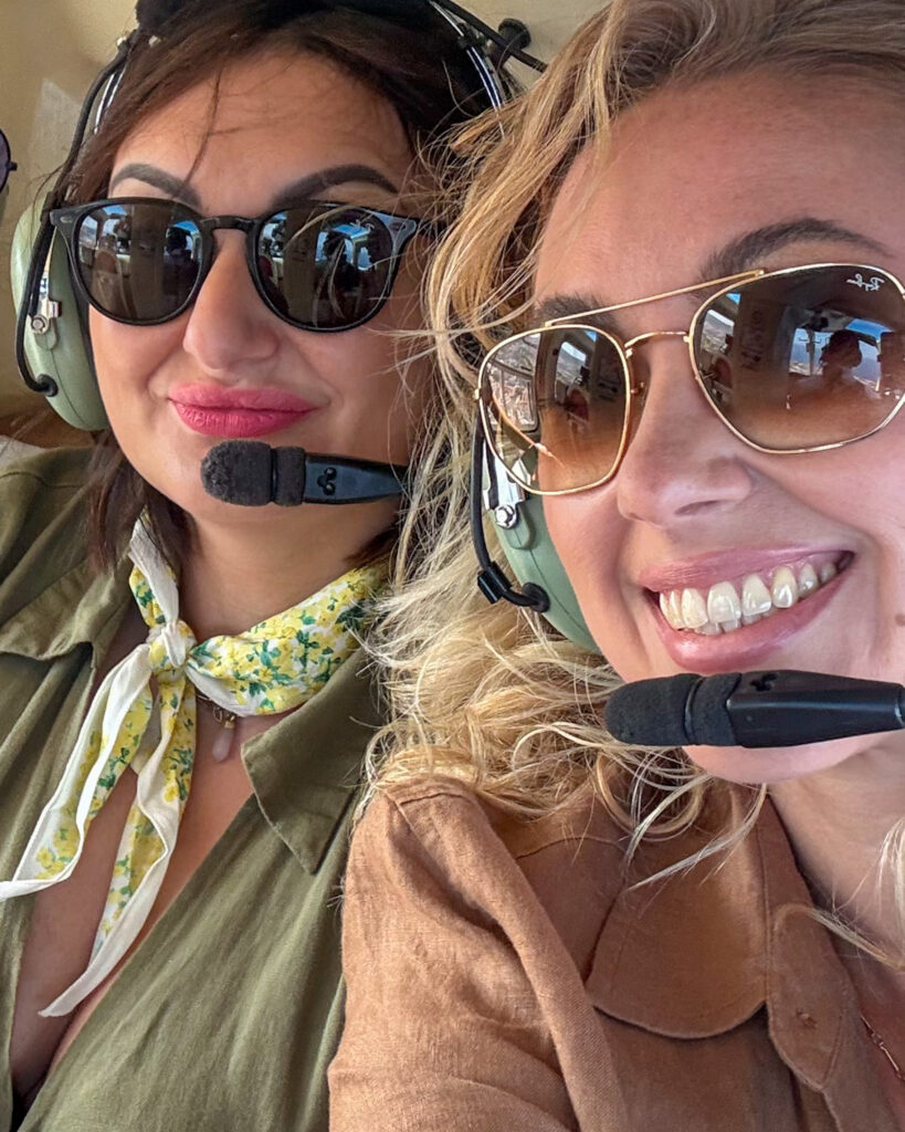dwie uśmiechnięte kobiety podczas lotu helikopterem na teneryfie
