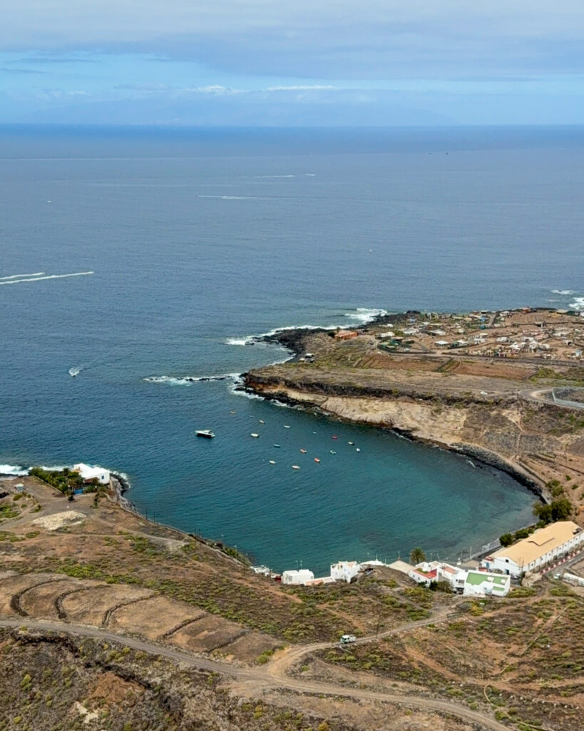 widok na zatokę na wybrzeżu costa adeje na teneryfie