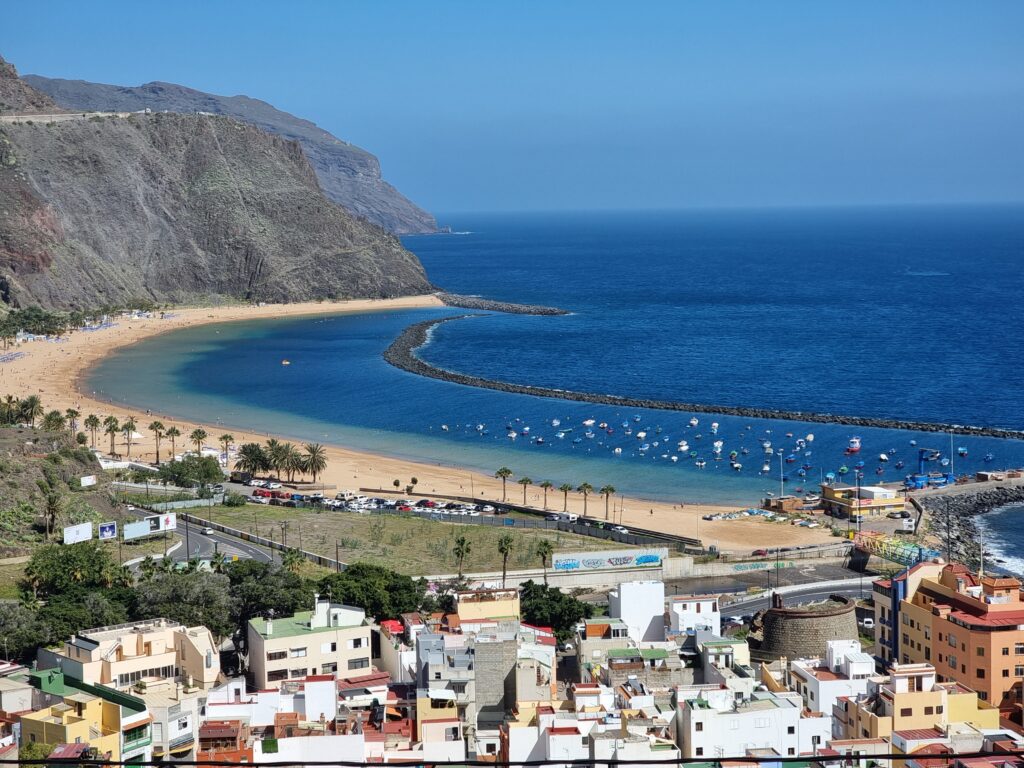 Plaża na Teneryfie z turystami podczas wakacji – bezpieczne kąpielisko w słoneczną pogodę