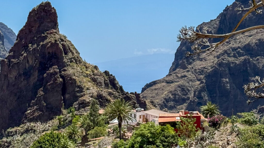 Wioska Masca na Teneryfie w otoczeniu gór i palm