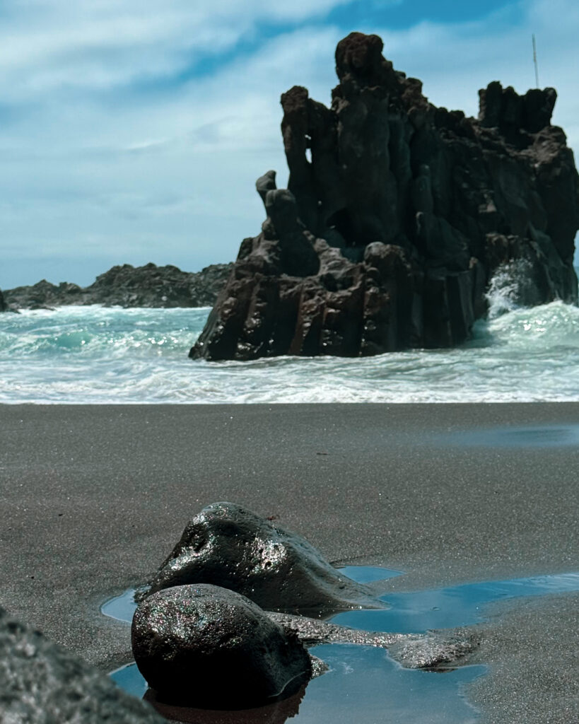 Czarny wulkaniczny piasek Playa de Bollullo na Teneryfie – dzika plaża na północy wyspy