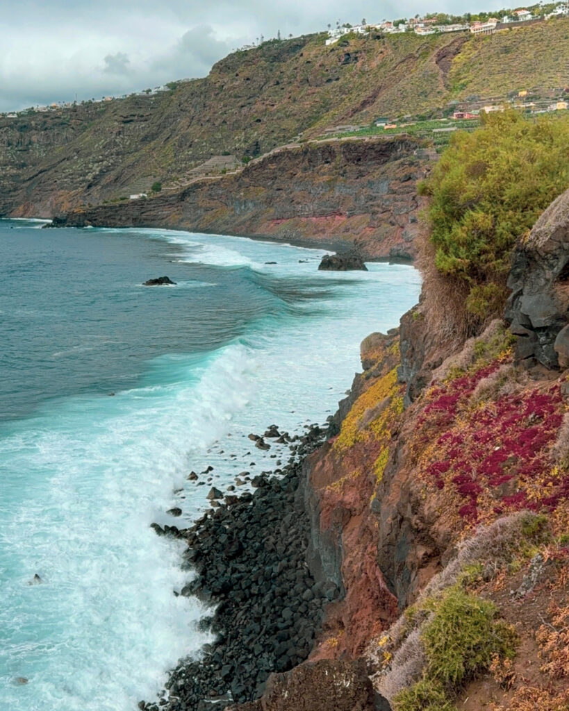 Panorama północnej Teneryfy z widokiem na klify w okolicach Playa de Bollullo