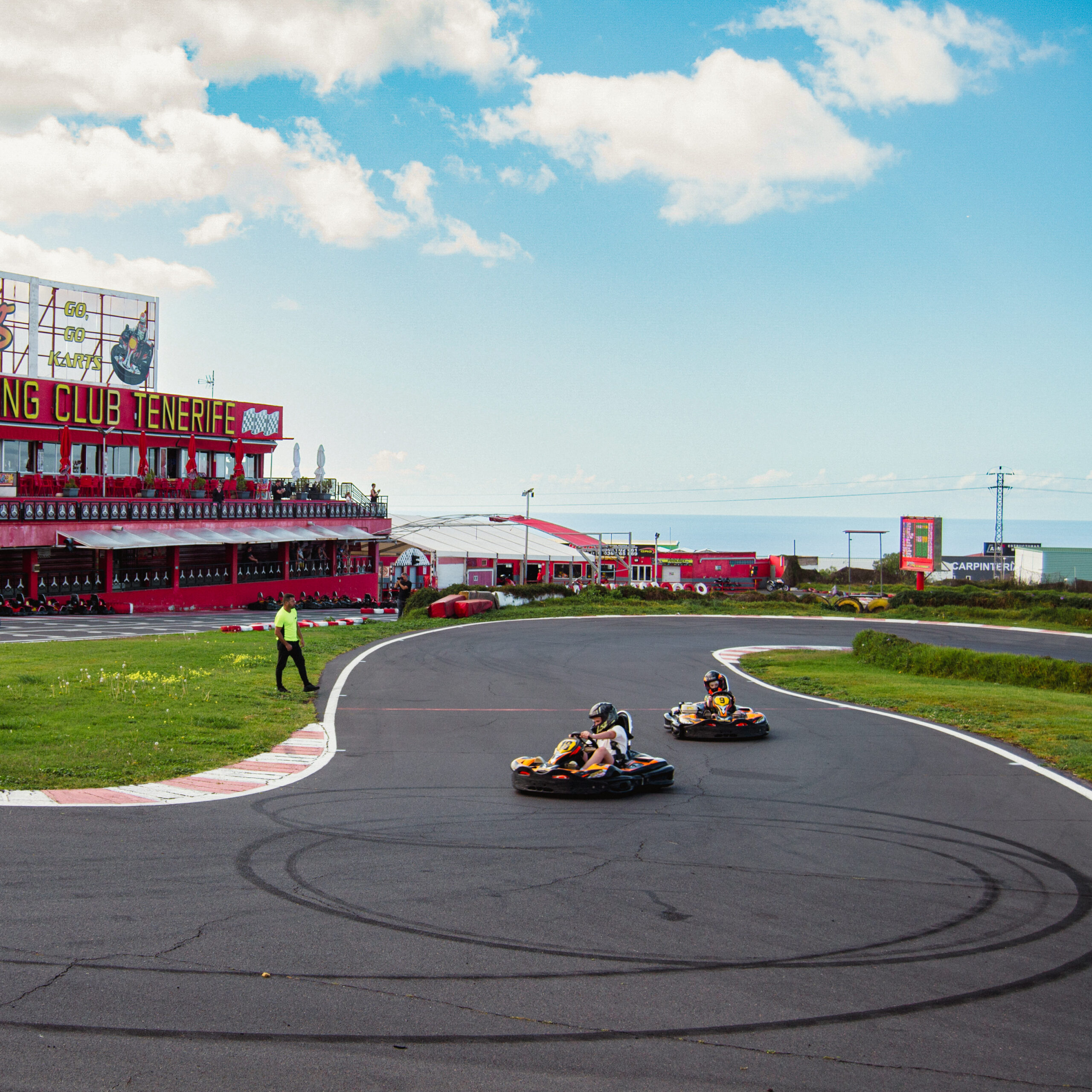 gokarty podczas jazdy na Teneryfie