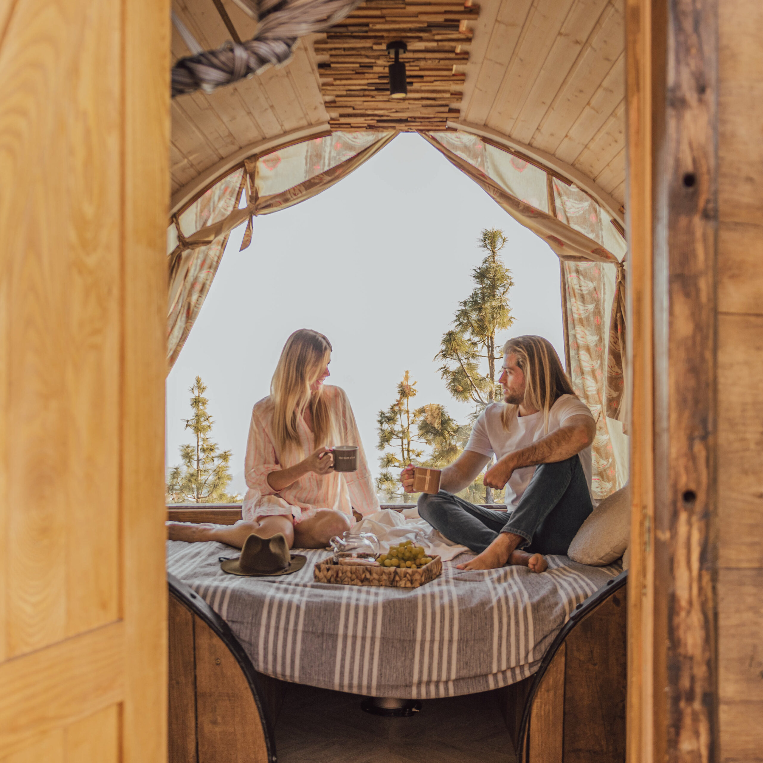 Beczka noclegowa na Teneryfie, z widokiem na ocean w otoczeniu zielonych wzgórz