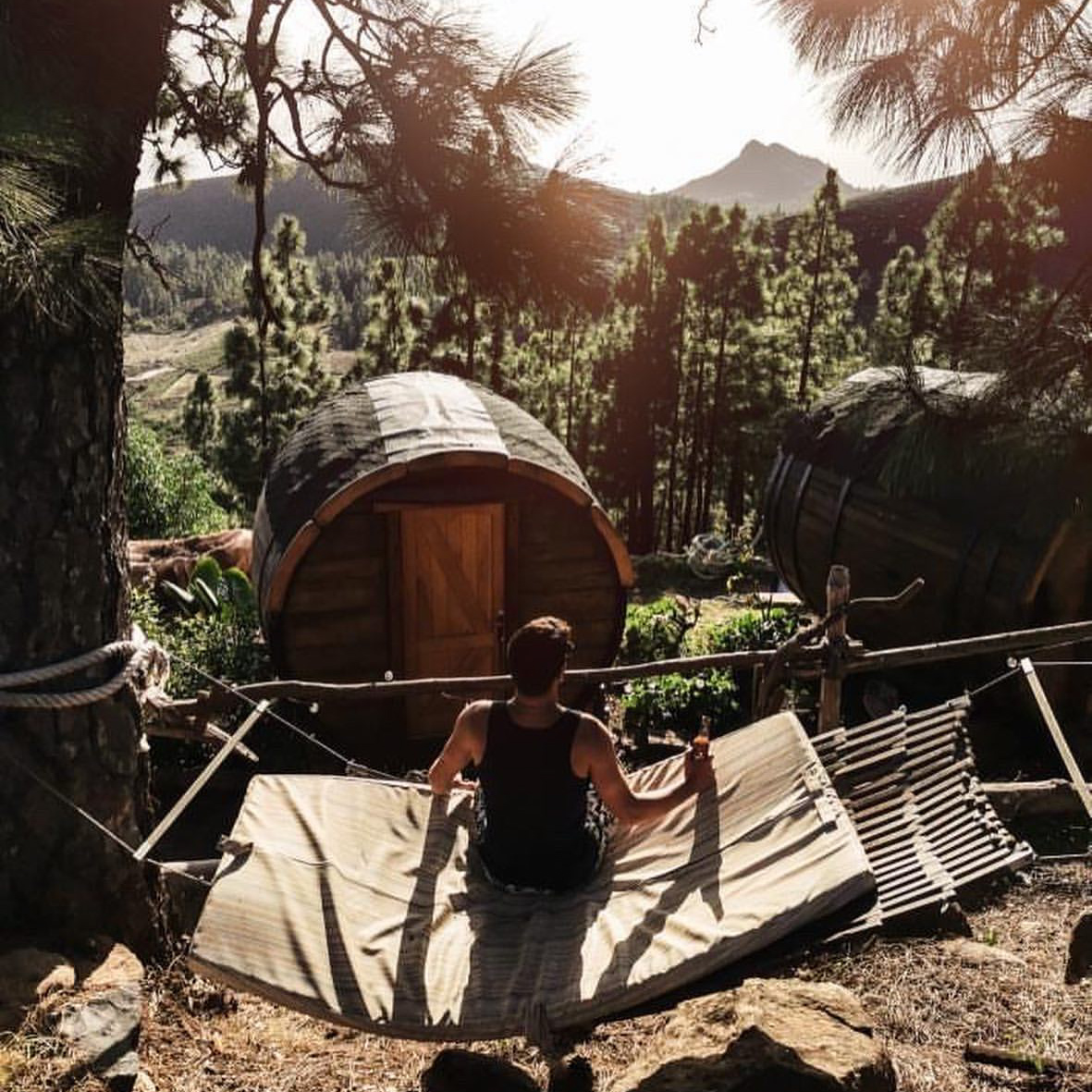 Nietypowy nocleg na łonie natury – drewniana beczka wśród lasu z panoramą oceanu