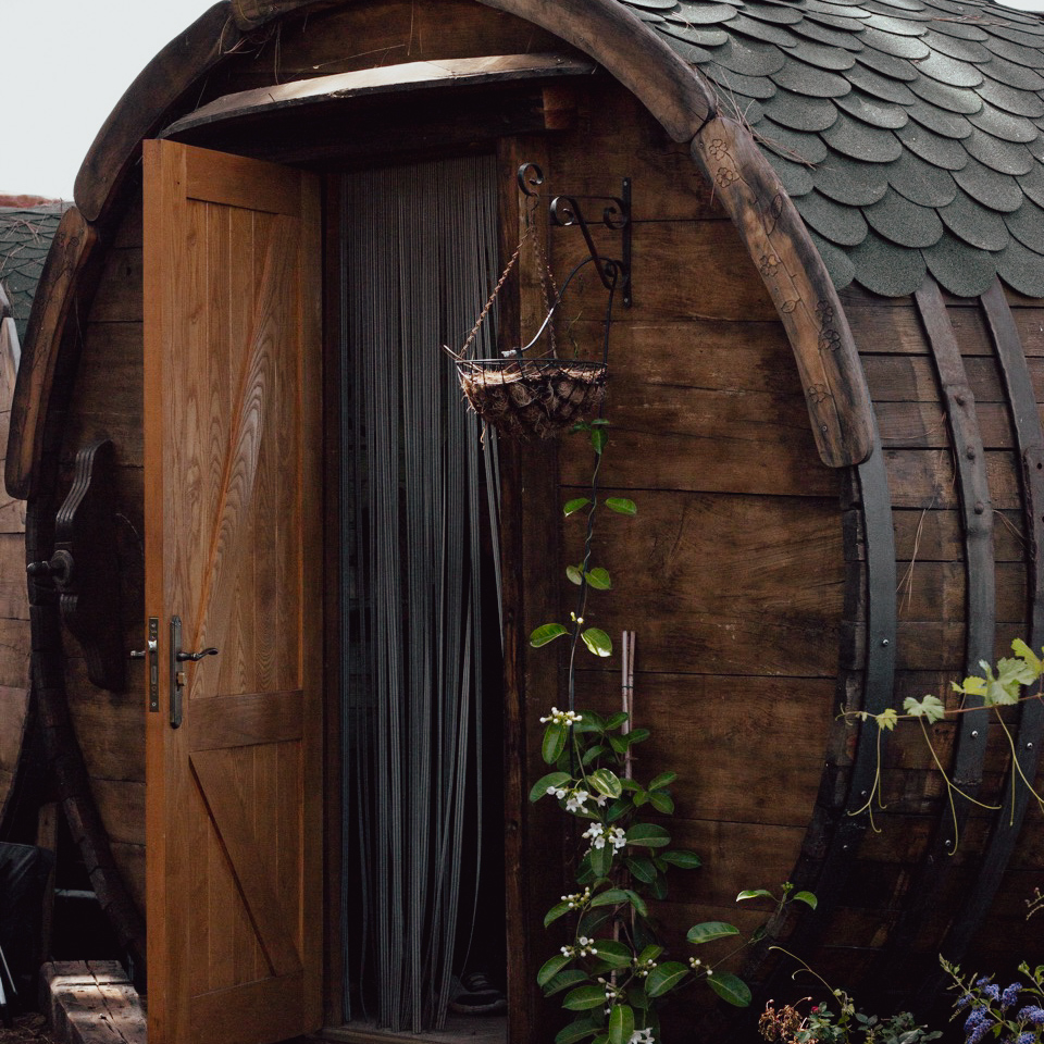 Ekstrawagancki nocleg w beczce, z tarasem skierowanym ku oceanowi i lasom Teneryfy.