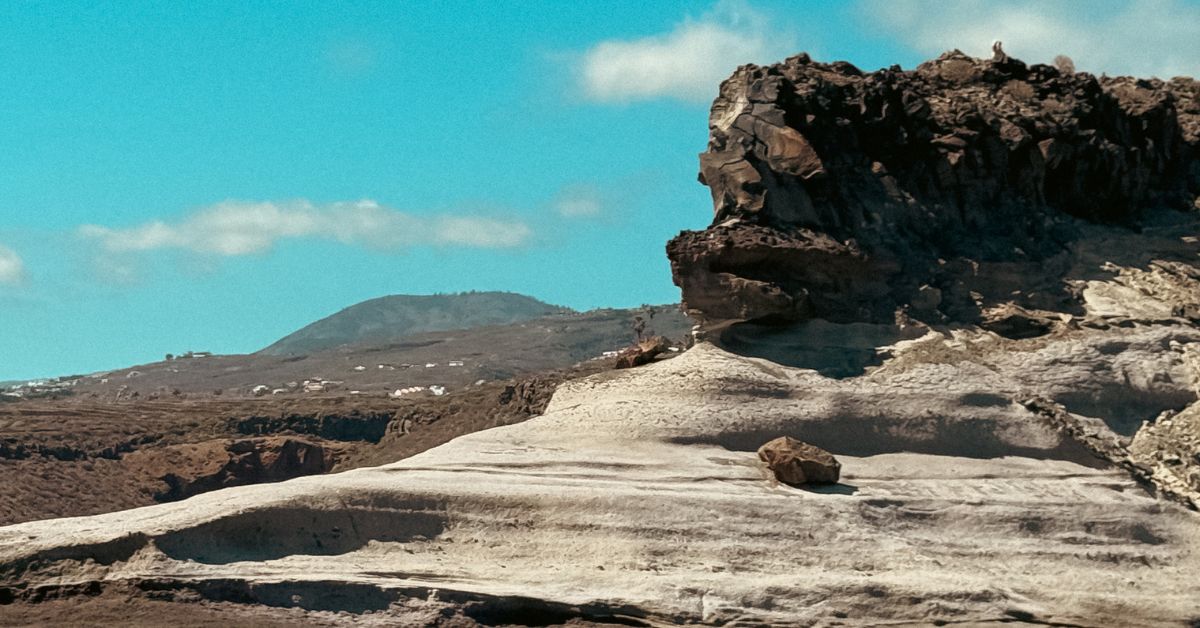 teneryfa pogoda we wrześniu widok na skały nad oceanem