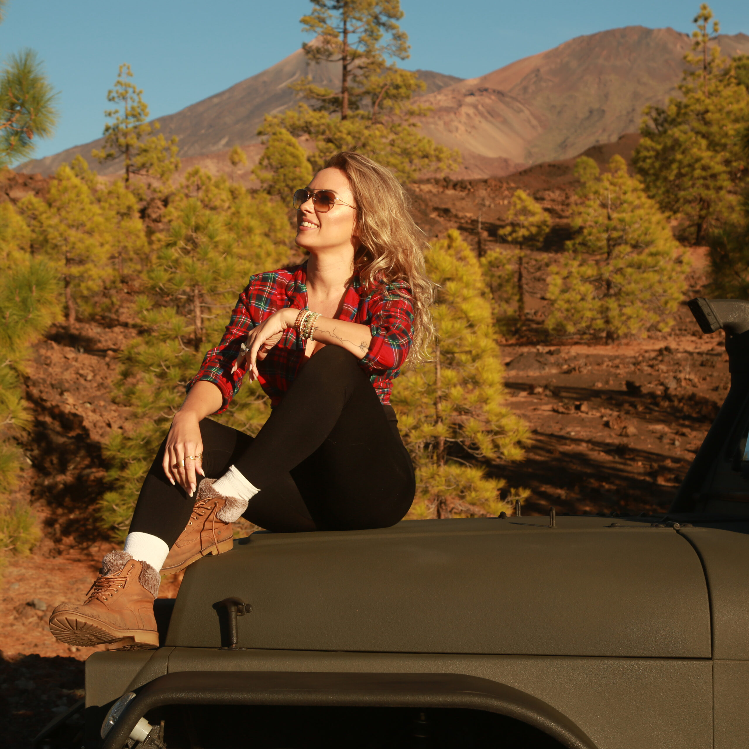 wycieczka jeepami na teneryfie - park narodowy teide, kobieta na samochodzie
